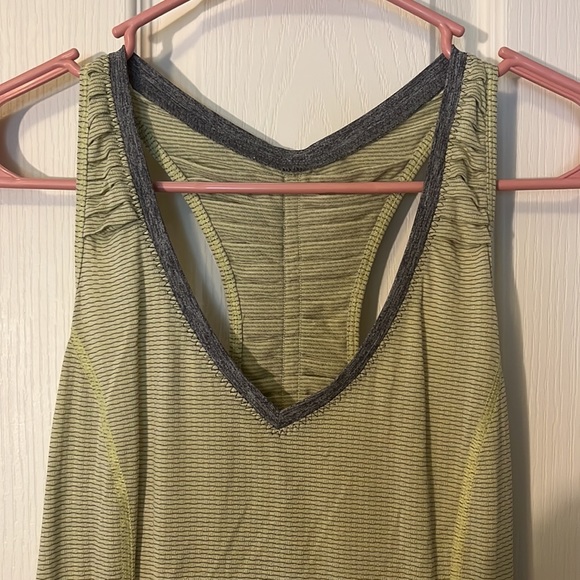 Lululemon tank top size 6 - Picture 3 of 7